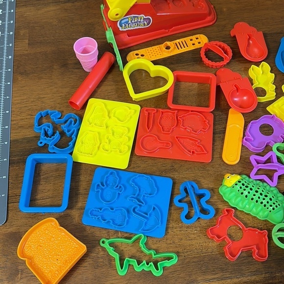 PRE OWNED 35 PIECE PLAY DOH ACCESSORY LOT - Picture 3 of 6